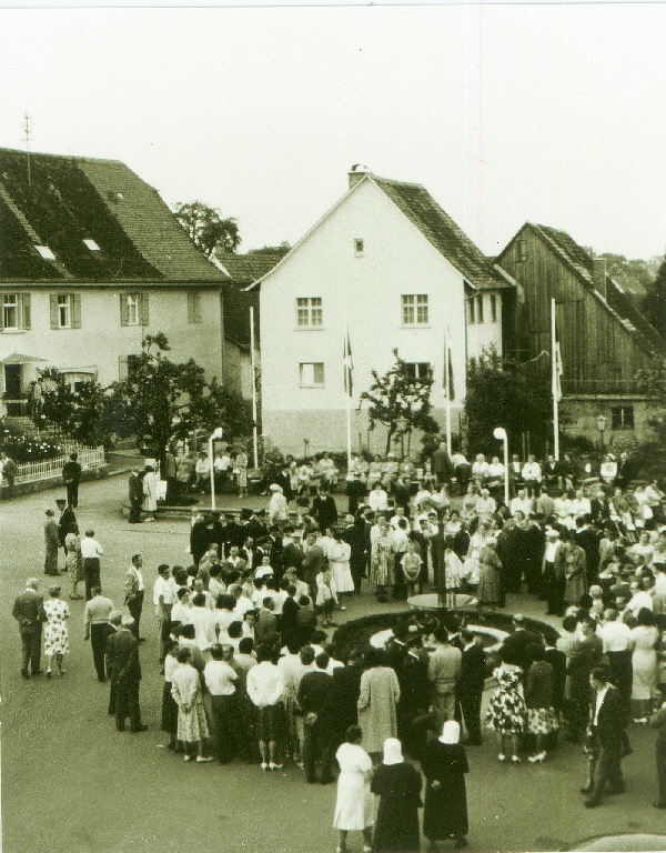 1961_Einweihung_Hennenbrunnen & Haus Mecking