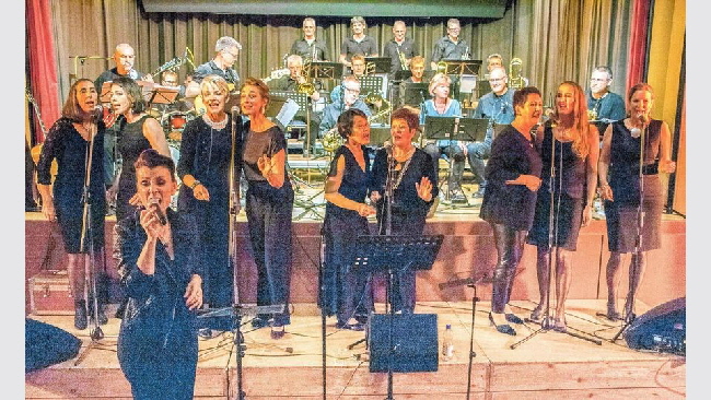 Der Frauenchor Vibesbilder und DoX Memorial Big Band feiern 30 Jahre Jazz Night in Immenstaad Foto Lydia Schfer SZ