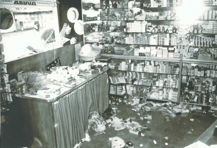 Februar 1961 ein Rind flchtet aus der Metzgerei Winkler und springt in das Schaufenster des Fotoladens
