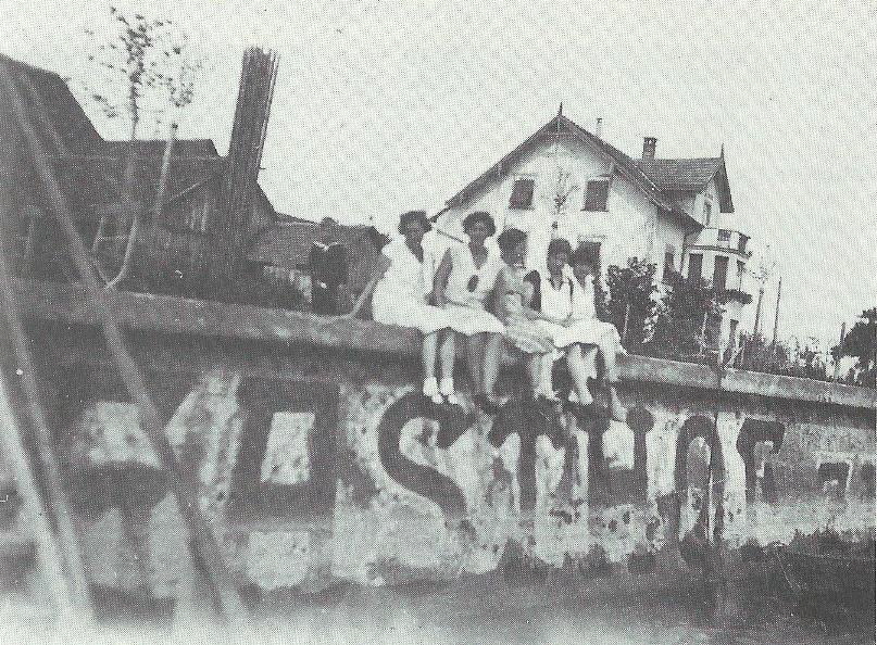 Serviermdchen vom Schiff auf Ufermauer 1929 red