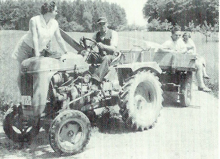 Sonntagsausflug Josef Einhart mit Gästen im Breitried Bautz Traktor 1957 mit 12 PS